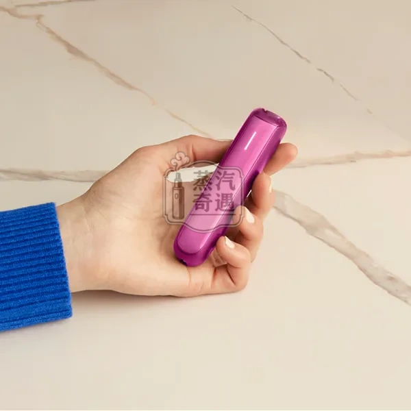 Ploom AURA 加熱菸主機桃紅魅影手持展示